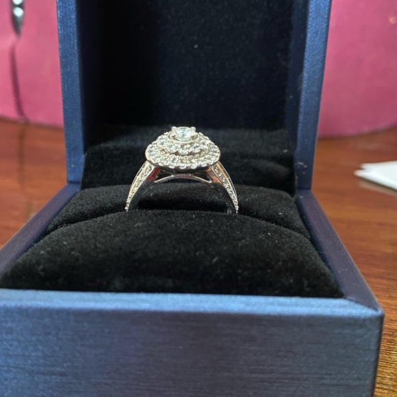 10k white gold, diamond ring. Size 7, 1.26 cwt
Stunning! SIZE 7 - Picture 9 of 9